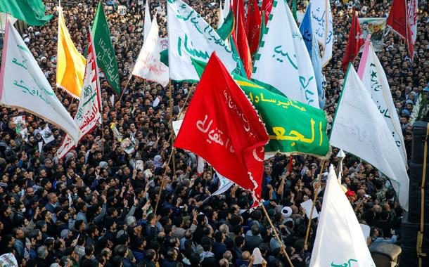 Multidões vão às ruas homenagear o general Soleimani, assassinado pelos EUA