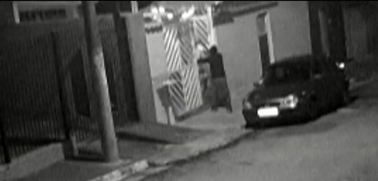 Câmeras registraram momento em que o suspeito atirou na vítima