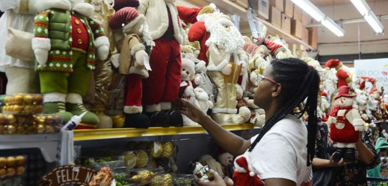 As vendas em shoppings centers de todo o país tiveram crescimento nominal (sem considerar a inflação) de 6% neste período do Natal, na comparação com o período ano anterior, segundo levantamento da Associação Brasileira de Lojistas de Shopping (Alshop) divulgada na capital paulista; o faturamento estimado, que levou em conta o mês de dezembro, foi de R$ 51,2 bilhões