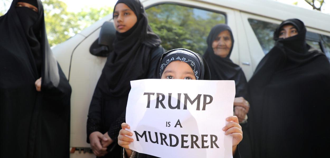 "Trump assassino", diz o cartaz