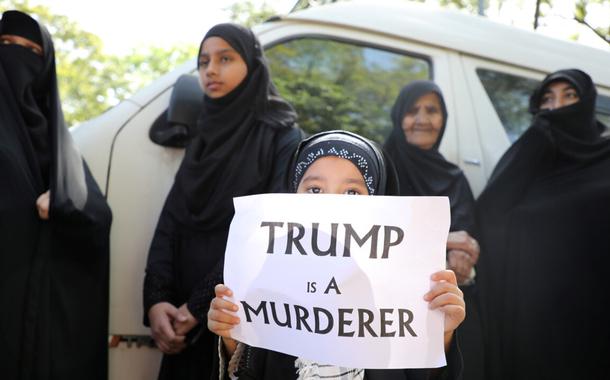 "Trump assassino", diz o cartaz