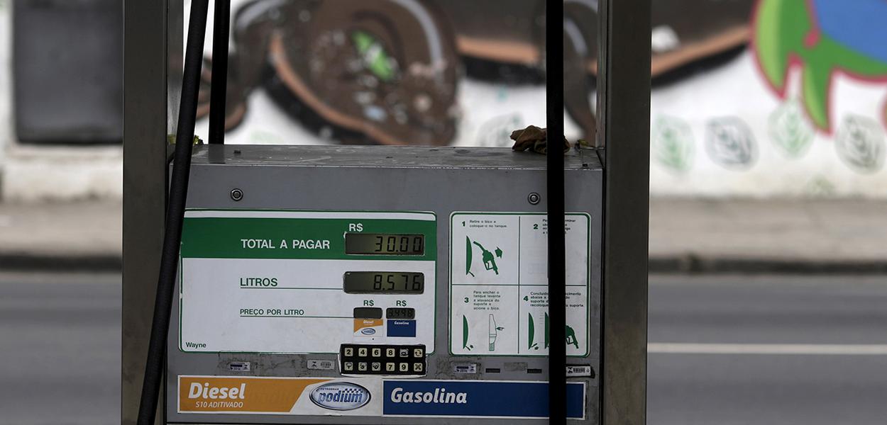 Bomba de combustíveis em posto da Petrobras no Rio de Janeiro