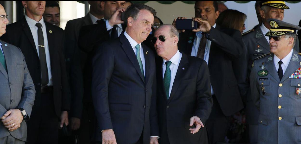 Jair Bolsonaro e o ministro da Defesa, Fernando Azevedo