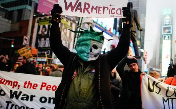 Manifestantes se reúnem na Times Square, em Nova York, em protesto contra ataque dos EUA ao Irã