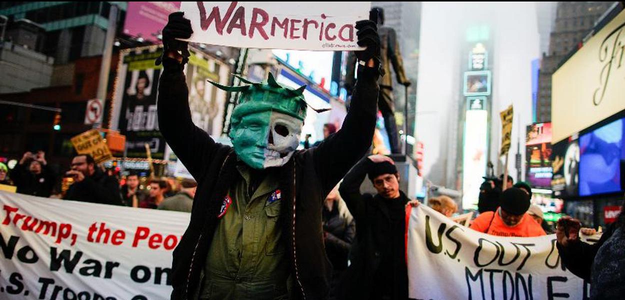 Manifestantes se reúnem na Times Square, em Nova York, em protesto contra ataque dos EUA ao Irã