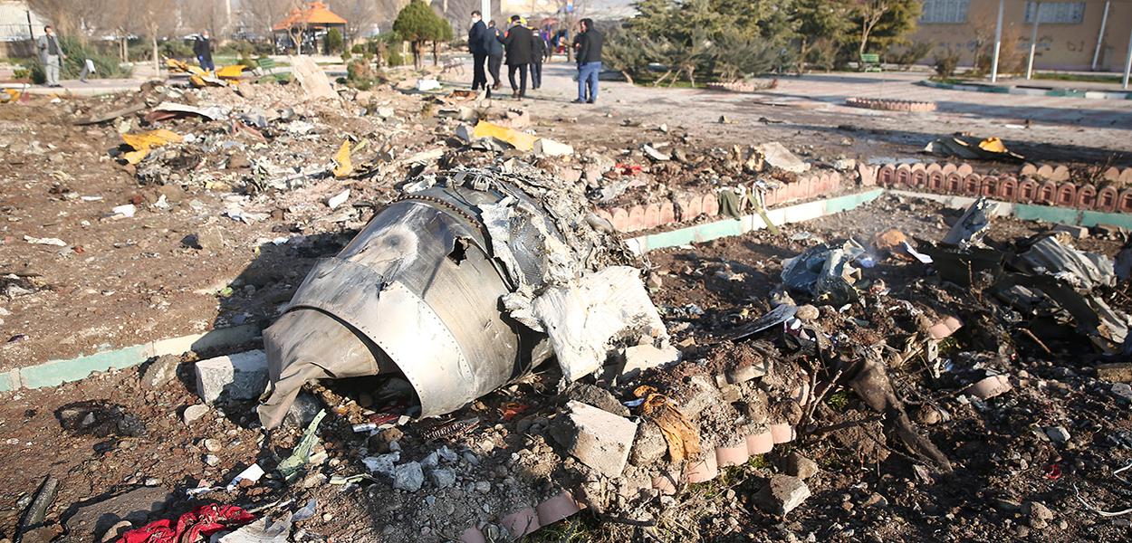 Destroços de avião iraniano que caiu logo após decolar de Teerã