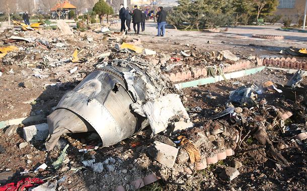 Destroços de avião iraniano que caiu logo após decolar de Teerã