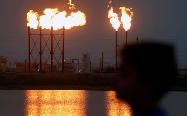 Flames emerge from flare stacks at Nahr Bin Umar oil field, north of Basra, Iraq September 16, 2019. REUTERS/Essam Al-Sudani - RC1F6B230B80