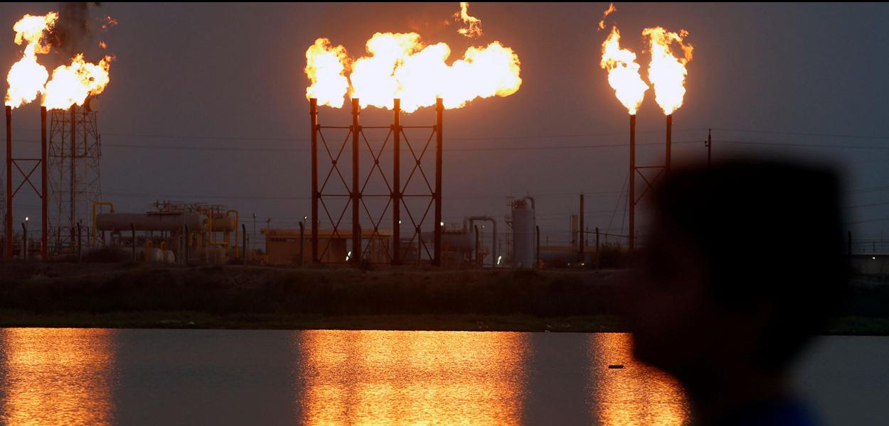 Flames emerge from flare stacks at Nahr Bin Umar oil field, north of Basra, Iraq September 16, 2019. REUTERS/Essam Al-Sudani - RC1F6B230B80