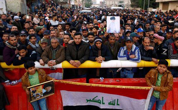 Apoiadores do clérigo Moqtada al-Sadr se reúnem perto de sua residência, em Najaf, no Iraque