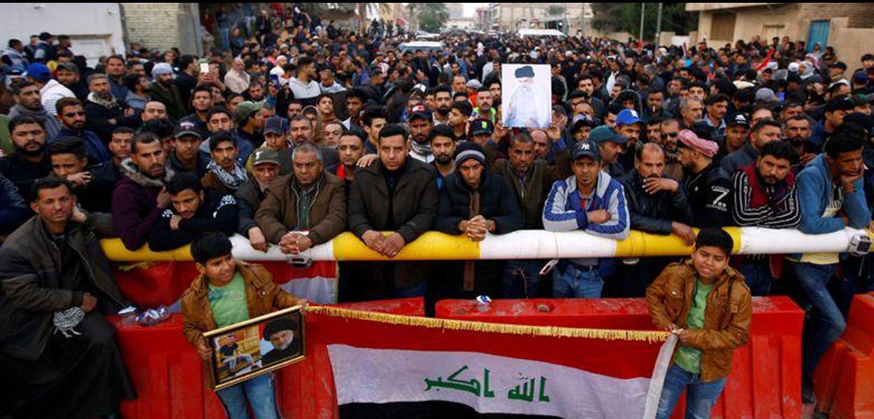 Apoiadores do clérigo Moqtada al-Sadr se reúnem perto de sua residência, em Najaf, no Iraque