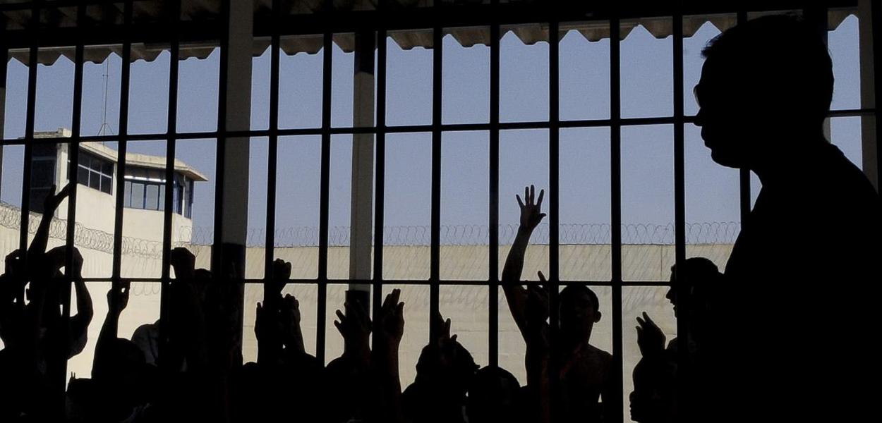 O Ministério Público de Contas (MPC) por meio do procurador-geral, Zailon Miranda Labre Rodrigues, protocolou no TCE-TO uma representação solicitando uma auditoria operacional no sistema carcerário tocantinense, para evitar rebeliões; relatório sobre a população brasileira encarcerada do Conselho Nacional de Justiça apontou que, em 2014, o Tocantins abrigava 2.805 presos, mas a quantidade de vagas disponíveis seria de 1.927, um déficit de 878 vagas no estado; em vistoria no Centro de Reeducação Luz do Amanhã, em Cariri do Tocantins, foi encontrado, por exemplo, o 'estatuto da facção criminosa'