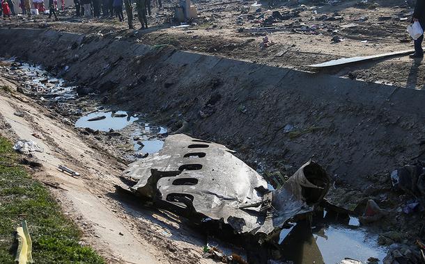 Destroços de avião ucraniano que caiu logo após decolar de Teerã 08/01/2020