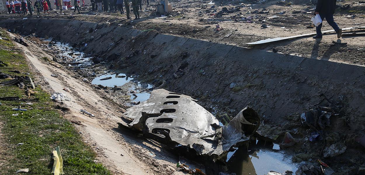 Destroços de avião ucraniano que caiu logo após decolar de Teerã 08/01/2020