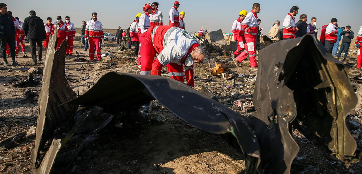 Pessoal do Crescente Vermelho vasculham área do acidente com avião no Irã