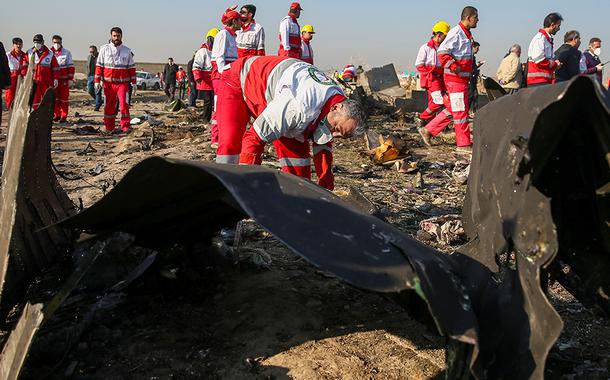 Pessoal do Crescente Vermelho vasculham área do acidente com avião no Irã