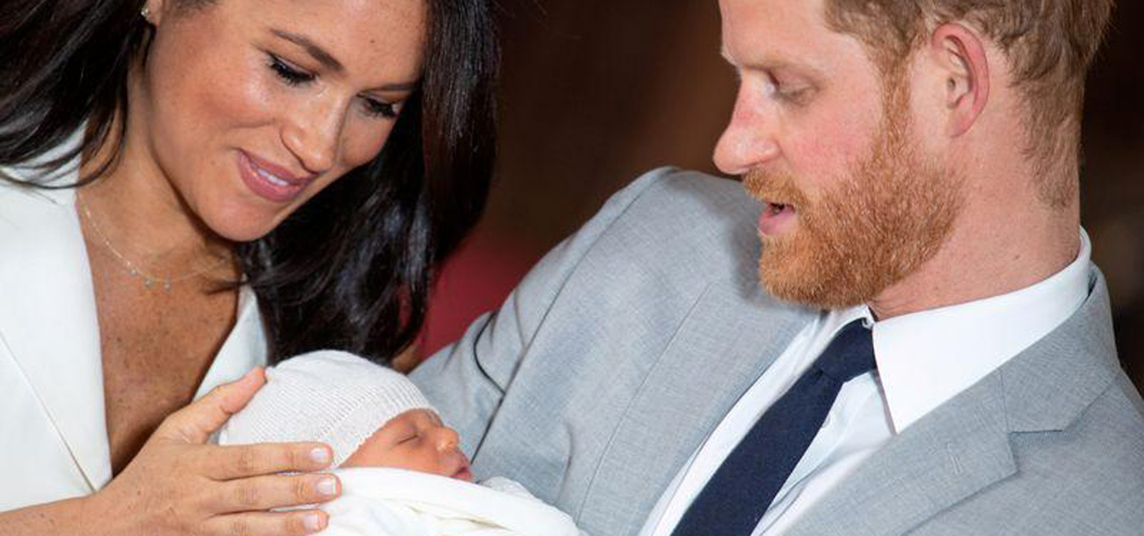 Príncipe Harry e a mulher, Meghan, com o filho no colo no Castelo de Windsor 08/05/2019