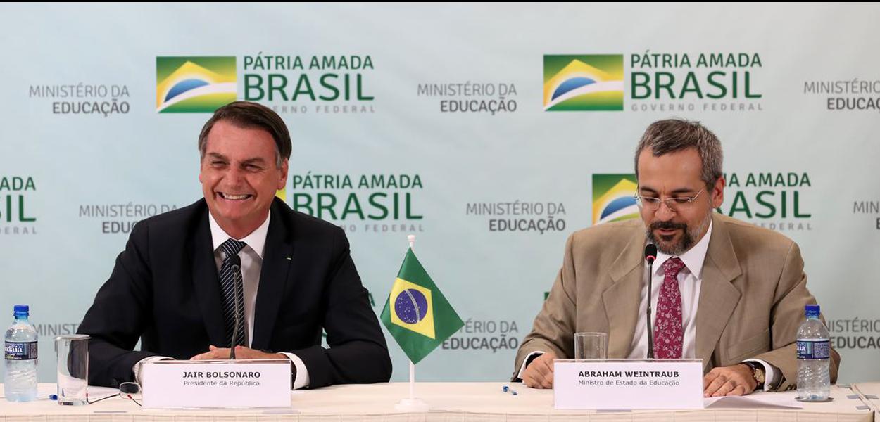 Presidente Jair Bolsonaro durante reunião com o ministro da Educação, Abraham Weintraub.