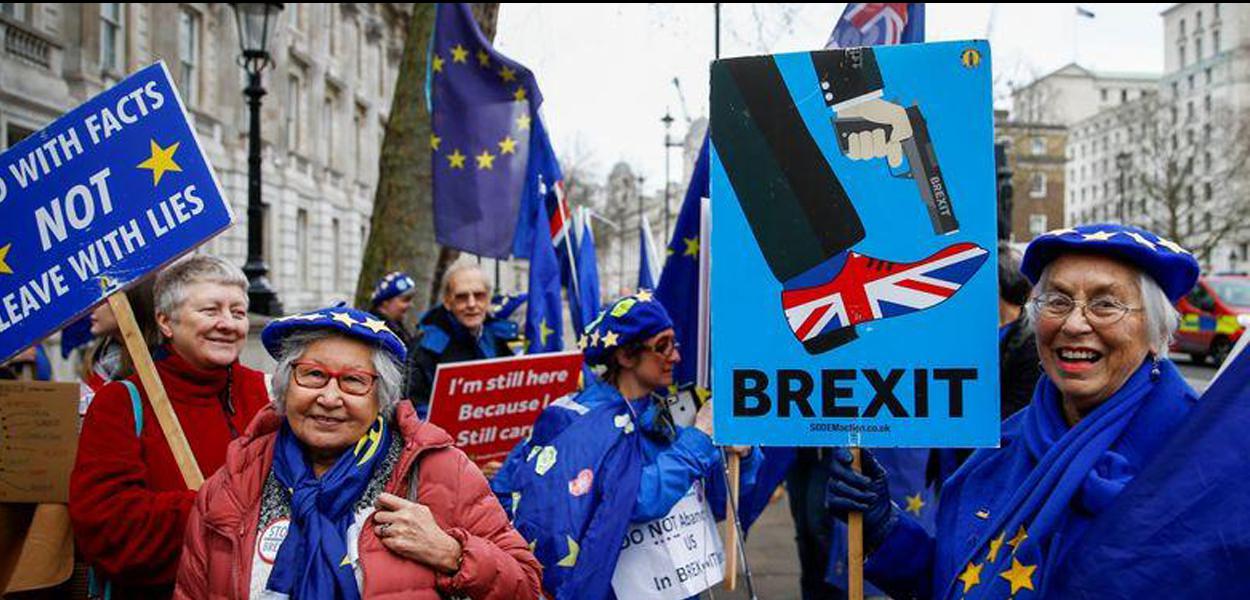Manifestantes anti-Brexit protestam em frente a Downing Street, em Londres 08/01/2020