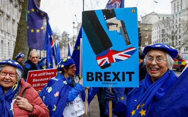 Manifestantes anti-Brexit protestam em frente a Downing Street, em Londres 08/01/2020