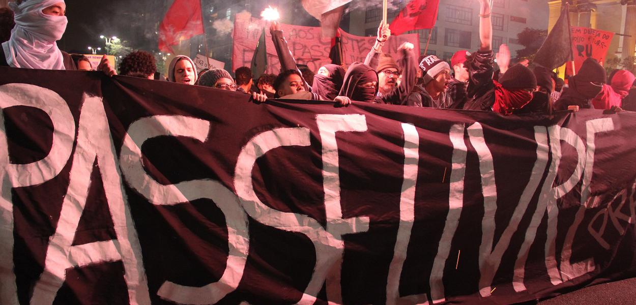 SÃ£o Paulo - ManifestaÃ§Ã£o dos estudantes secundaristas contra os cortes no passe livre estudantil, na Avenida Paulista, regiÃ£o central (Rovena Rosa/AgÃªncia Brasil)