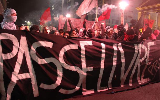 SÃ£o Paulo - ManifestaÃ§Ã£o dos estudantes secundaristas contra os cortes no passe livre estudantil, na Avenida Paulista, regiÃ£o central (Rovena Rosa/AgÃªncia Brasil)