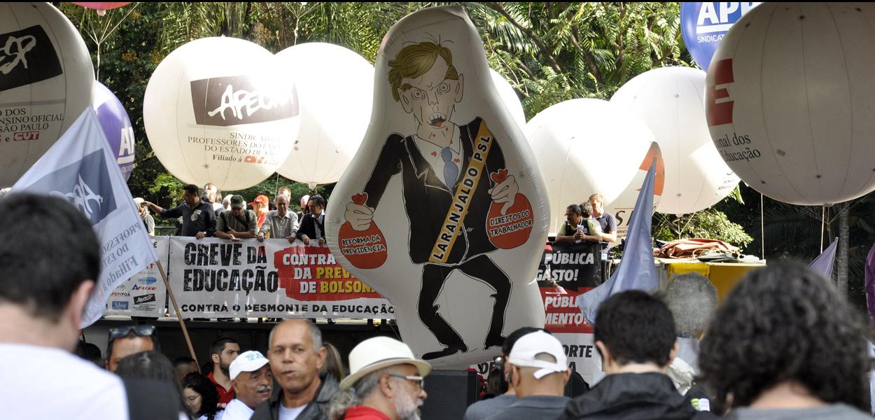 Manifestação contra os cortes na educação feito pelo governo Bolsonaro.