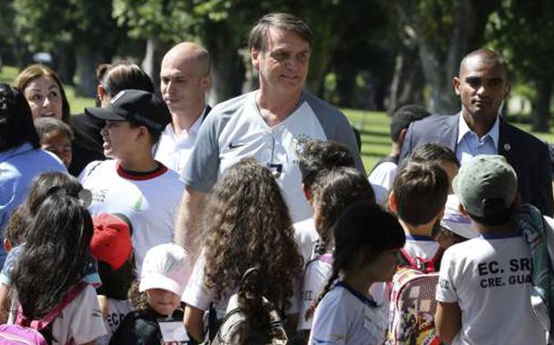 Bolsonaro conversa com crianças em frente ao Alvorada