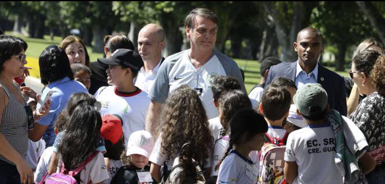 Bolsonaro conversa com crianças em frente ao Alvorada