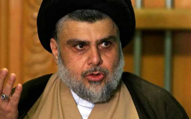 Clérigo xiita iraquiano Moqtada al-Sadr convoca uma marcha de iraquianos.