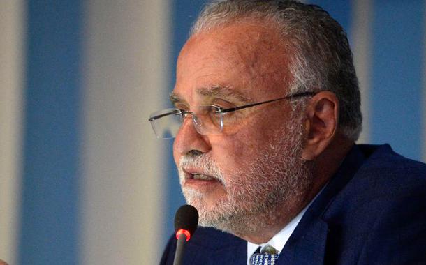  O diretor-presidente da Cedae, Helio Cabral, durante coletiva de imprensa