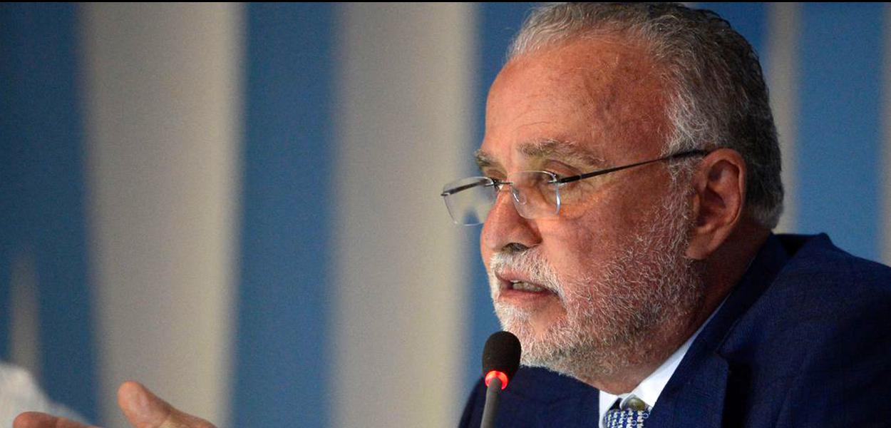  O diretor-presidente da Cedae, Helio Cabral, durante coletiva de imprensa