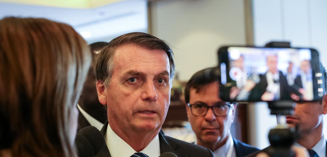 Jair Bolsonaro dá entrevista a jornalistas