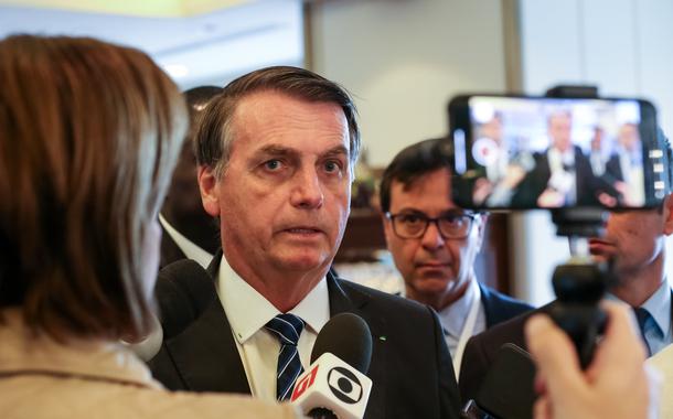 Jair Bolsonaro dá entrevista a jornalistas