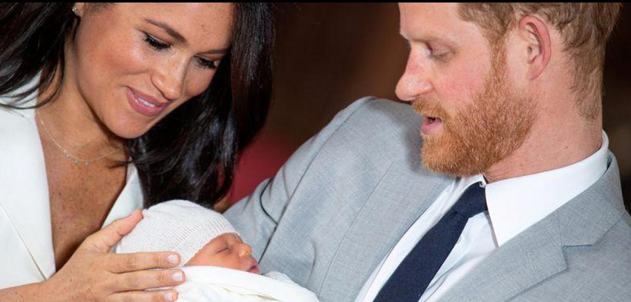 Príncipe Harry e a mulher, Meghan, com o filho no colo no Castelo de Windsor 08/05/2019