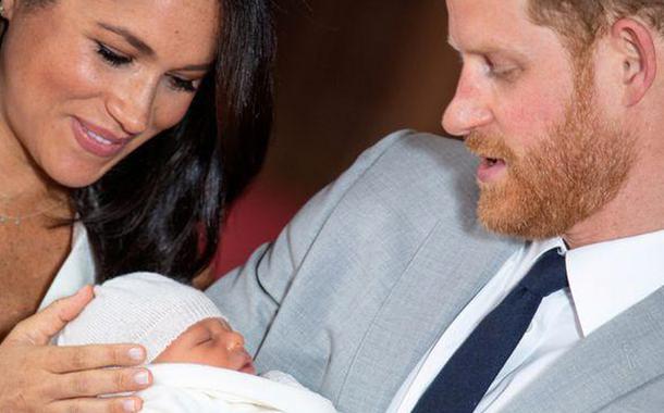 Príncipe Harry e a mulher, Meghan, com o filho no colo no Castelo de Windsor 08/05/2019