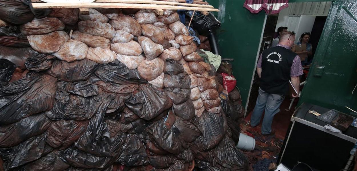Sacos com terra retirada por presos na escavação de túnel para escapar do presídio regional de Pedro Juan Caballero, no Paraguai