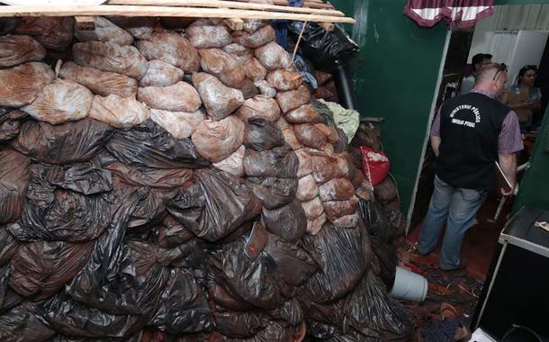 Sacos com terra retirada por presos na escavação de túnel para escapar do presídio regional de Pedro Juan Caballero, no Paraguai