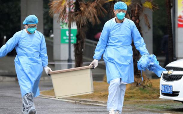 Funcionários do hospital Jinyintan carregam caixa em Wuhan, onde pacientes com pneumonia causada por novo coronavírus estão sendo tratados