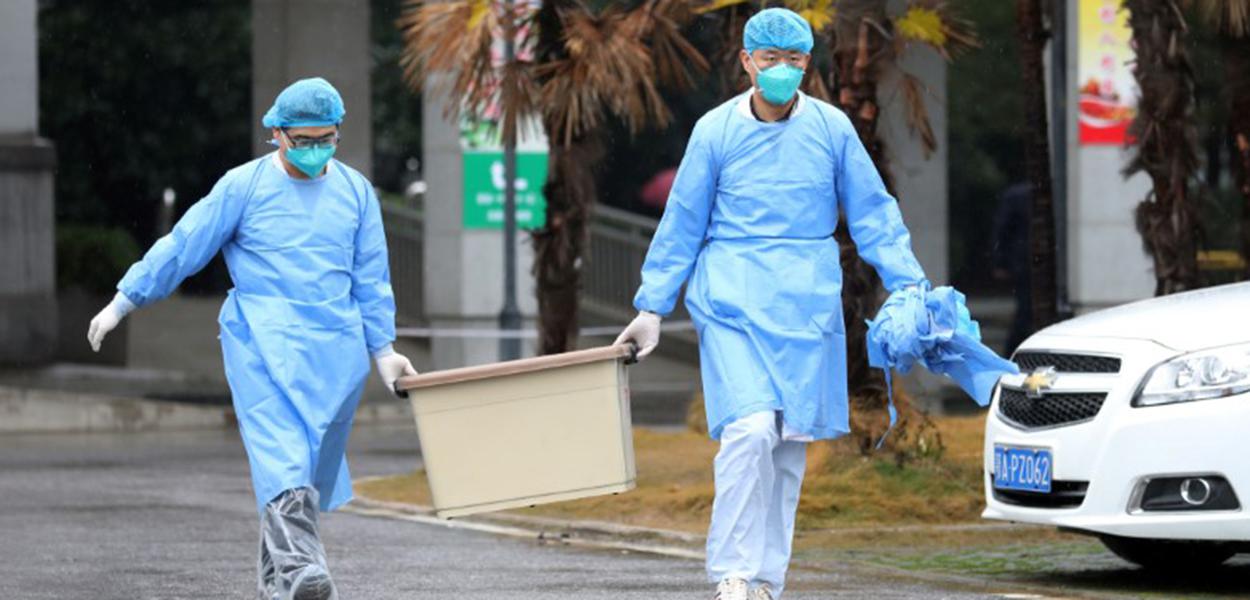 Funcionários do hospital Jinyintan carregam caixa em Wuhan, onde pacientes com pneumonia causada por novo coronavírus estão sendo tratados