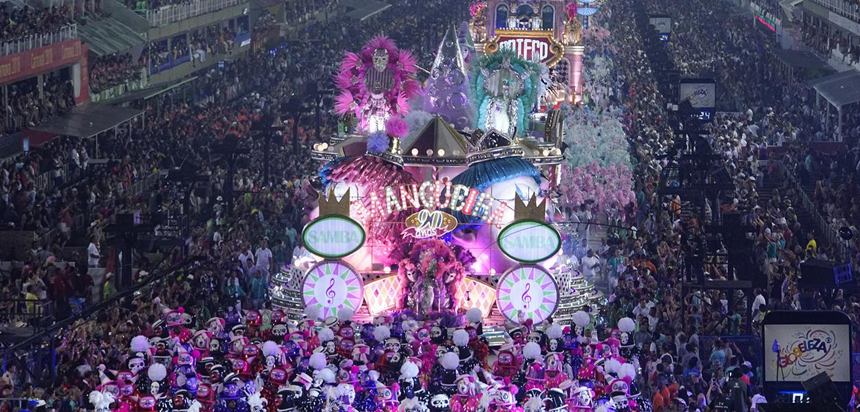 Desfile da escola de samba Mangueira