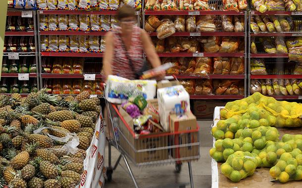 Mulher faz compras em supermercado de São Paulo