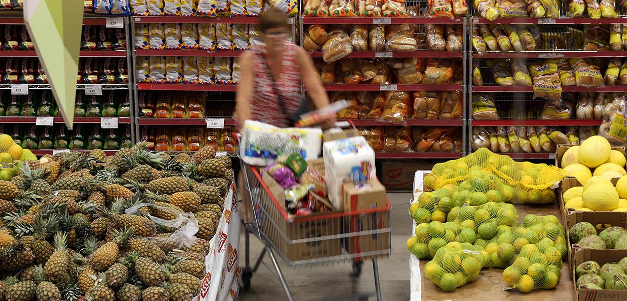 Mulher faz compras em supermercado de São Paulo