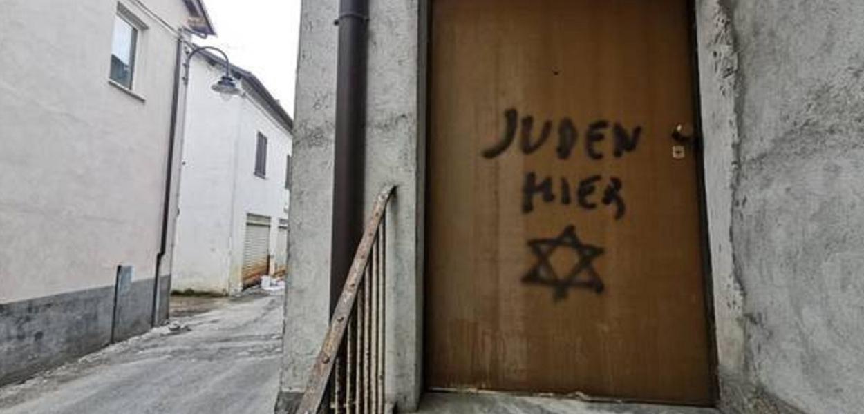 As palavras significam "judeu aqui"
