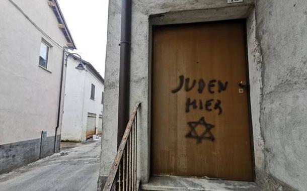 As palavras significam "judeu aqui"