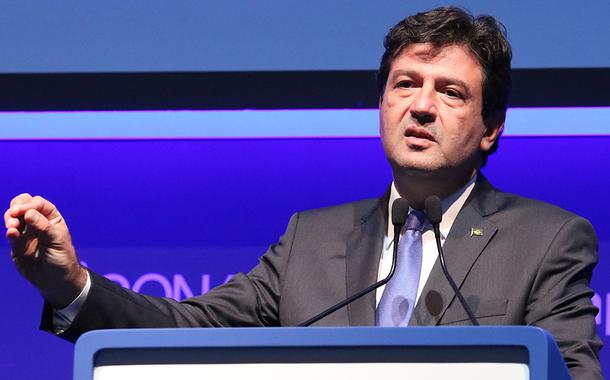 Ministro diz não haver motivo para alarme com o primeiro caso de coronavírus no Brasil