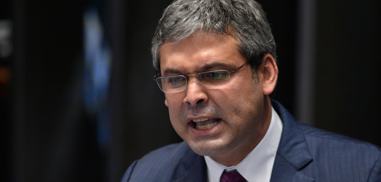 BrasÃ­lia - Senador Lindbergh Farias durante a defesa da presidenta afastada Dilma Rousseff em sessÃ£o de julgamento do impeachment, no Senado (Fabio Rodrigues Pozzebom/AgÃªncia Brasil)