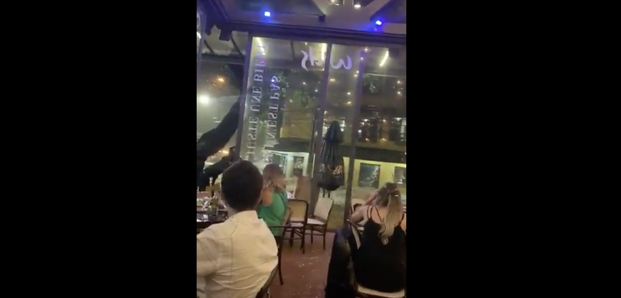 Chuva invade restaurante de luxo em BH