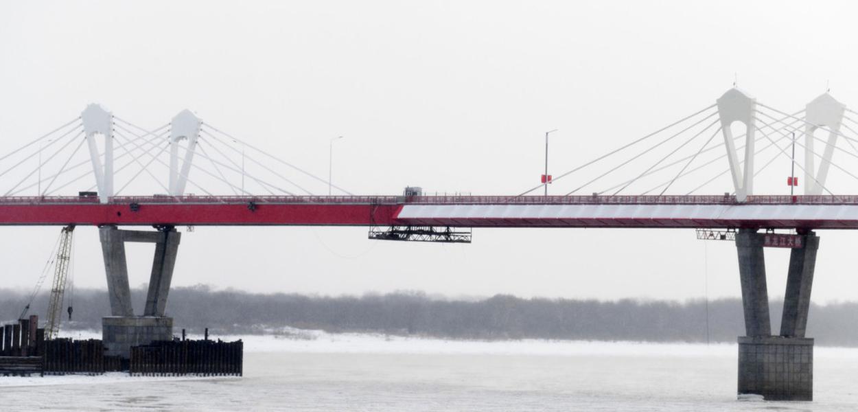 Ponte sobre o Rio Amur na fronteira entre Rússia e China