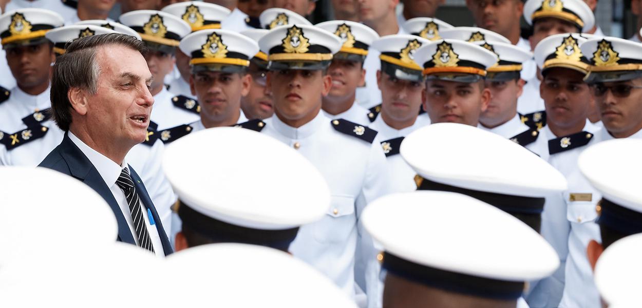 Jair Bolsonaro com formandos da Marinha